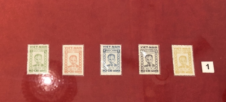 Lần đầu công bố nhiều hình ảnh quý về Chủ tịch Hồ Chí Minh trên tem và bưu ảnh - Ảnh 10. Lần đầu công bố nhiều hình ảnh quý về Chủ tịch Hồ Chí Minh trên tem và bưu ảnh - Ảnh 9.