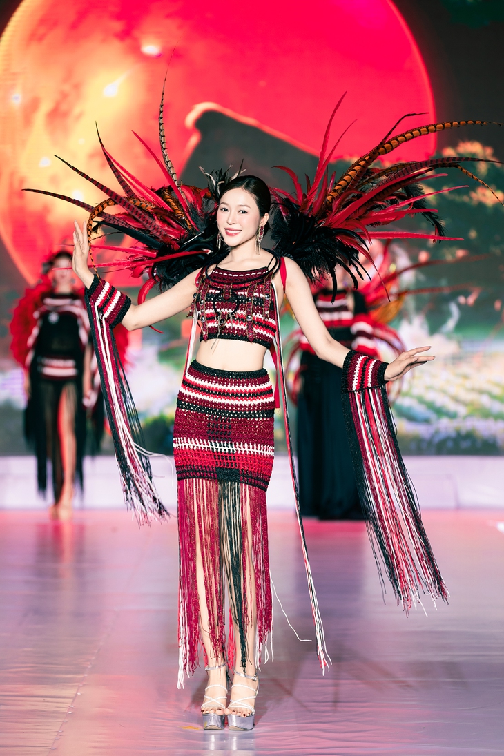 Việt Hùng tái hiện thổ cẩm bằng nghệ thuật móc len thủ công - Ảnh 3. Việt Hùng tái hiện thổ cẩm bằng nghệ thuật móc len thủ công - Ảnh 3.