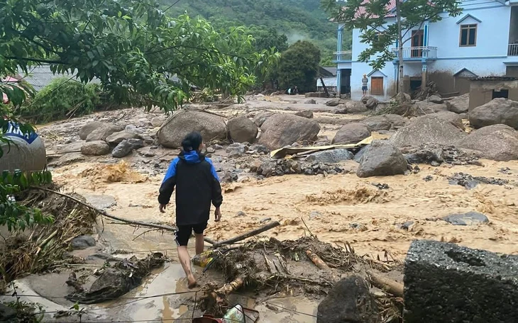 Thôn Tẩn Lượt tan hoang, ngập tràn bùn đất sau trận lũ quét - Ảnh 10.