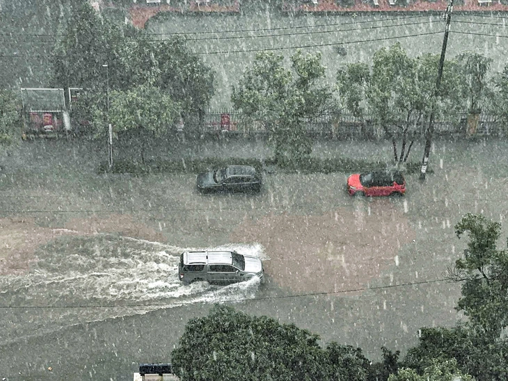Mưa lớn trắng trời, thủ phủ của tỉnh Bắc Giang ngập sâu trong nước - Ảnh 2. mưa lớn - Ảnh 2.