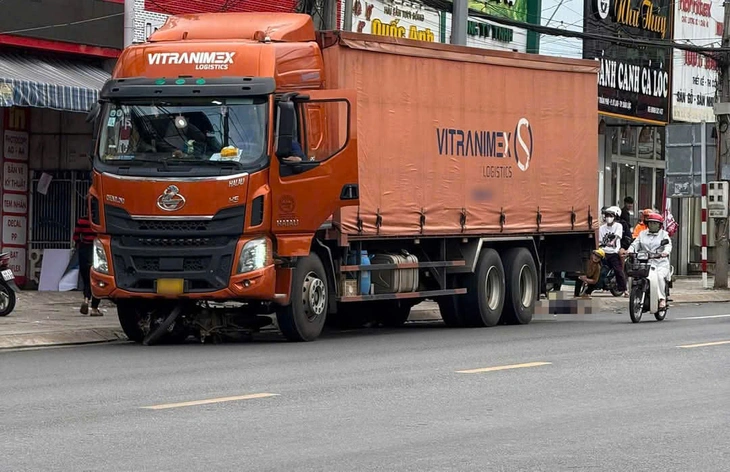 Xe tải ‘không người lái’ tông chết người chờ đèn đỏ: Tạm giữ tài xế Xe tải ‘không người lái’ tông chết người chờ đèn đỏ: Tạm giữ tài xế
