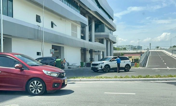 Nhà ga T3 Tân Sơn Nhất: Khách đi nhầm như 'cơm bữa', lòng vòng tìm chỗ gửi ô tô xe máy - Ảnh 4. Nhà ga T3 Tân Sơn Nhất: Khách đi nhầm như 'cơm bữa', lòng vòng tìm chỗ gửi ô tô, xe máy - Ảnh 4.