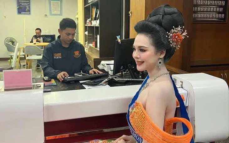 Ảnh vui 20-5: Khách đi tàu metro Cát Linh - Hà Đông phải che dù - Ảnh 7.