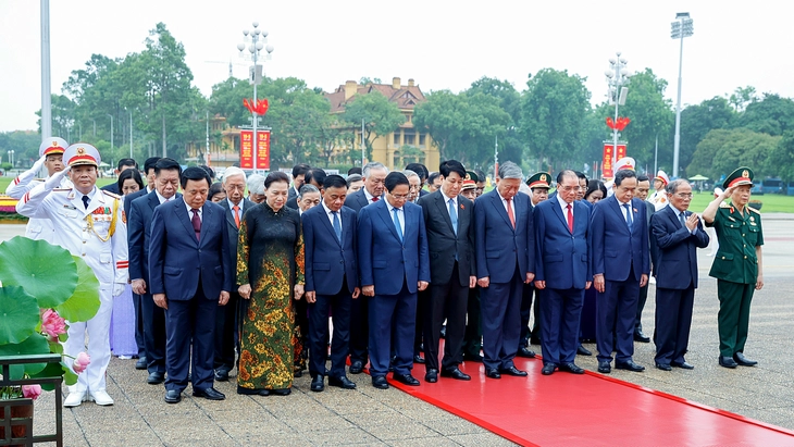Lãnh đạo Đảng, Nhà nước vào Lăng viếng Chủ tịch Hồ Chí Minh dịp 19-5 - Ảnh 2.