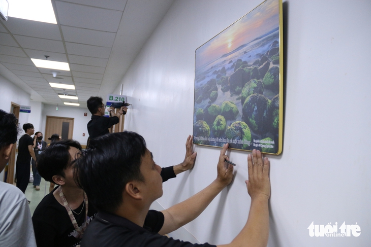'Thắp' nụ cười cho người bệnh ung thư tại TP.HCM qua tranh ảnh - Ảnh 2.