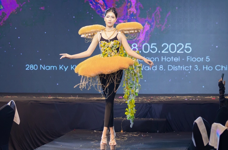 Biến tấu các loài hoa thành tác phẩm nghệ thuật lên thiết kế thời trang - Ảnh 10. thời trang - Ảnh 9.