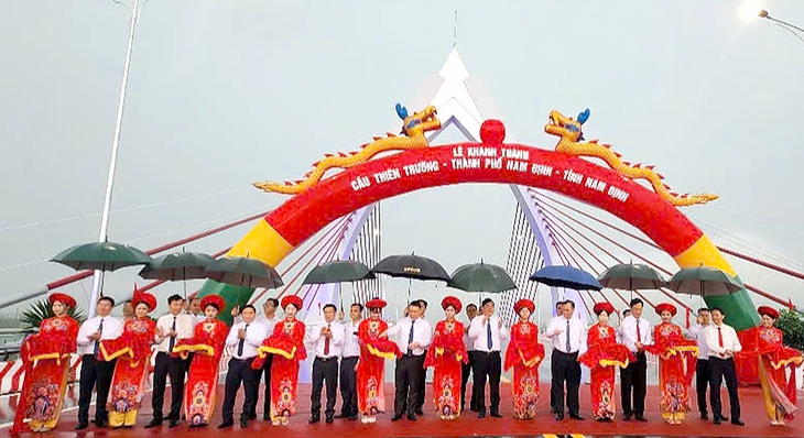 Khánh thành cầu dây văng hình búp sen 1.200 tỉ đồng - Ảnh 1.