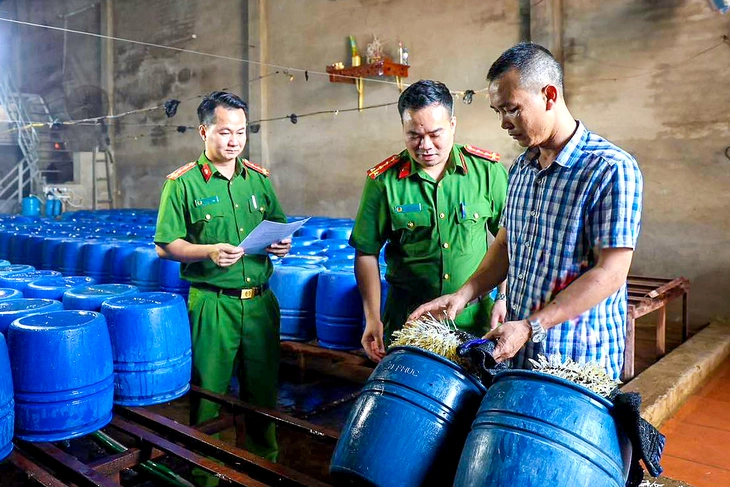 Khởi tố chủ cơ sở sản xuất 60 tấn giá 'ngậm' chất kích thích - Ảnh 1.