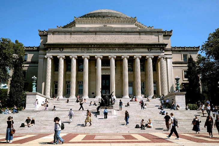 Chính sách nhập cư của Tổng thống Trump đe dọa nguồn thu của Đại học Columbia - Ảnh 1.