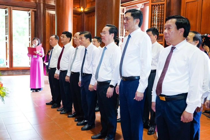 Lãnh đạo tỉnh Nghệ An dâng hoa, dâng hương tưởng niệm Chủ tịch Hồ Chí Minh - Ảnh 1.
