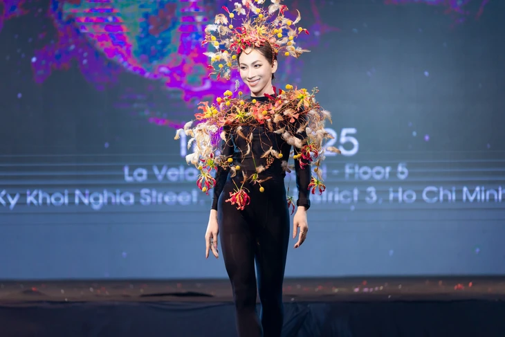 Biến tấu các loài hoa thành tác phẩm nghệ thuật lên thiết kế thời trang - Ảnh 13. thời trang - Ảnh 12.