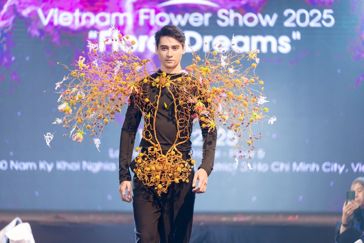 Biến tấu các loài hoa thành tác phẩm nghệ thuật lên thiết kế thời trang - Ảnh 11. thời trang - Ảnh 10.