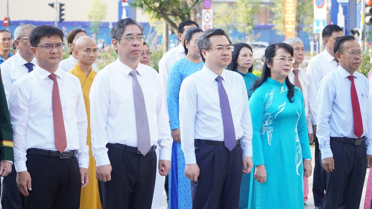 Lãnh đạo TP.HCM dâng hoa tưởng niệm Chủ tịch Hồ Chí Minh - Ảnh 3.