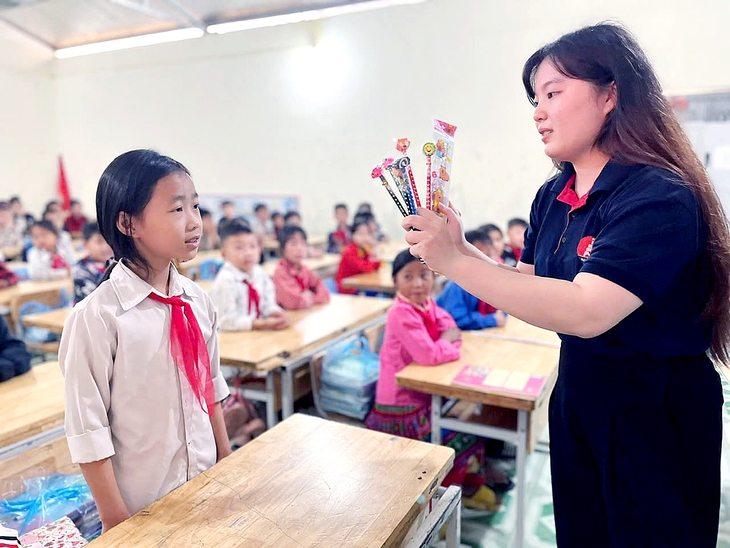 Những đứa trẻ 'lên đỉnh Mã Pí Lèng' - Ảnh 1.