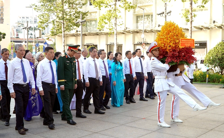 Lãnh đạo TP.HCM dâng hoa tưởng niệm Chủ tịch Hồ Chí Minh - Ảnh 1.