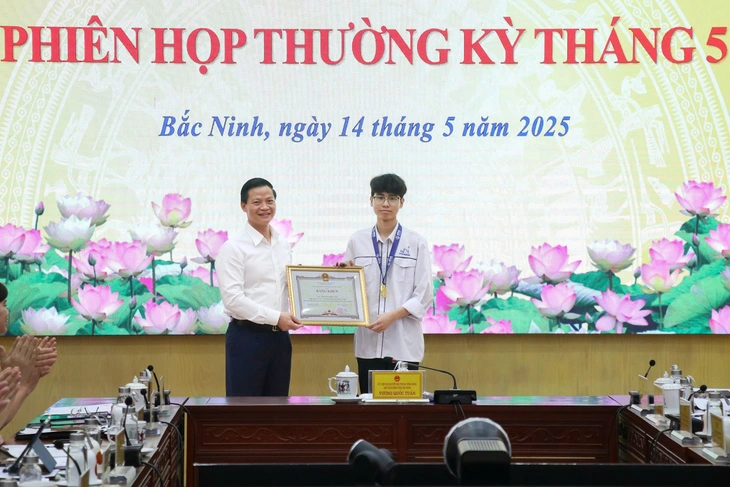 'Chìa khóa' giúp nam sinh giành huy chương vàng Olympic Vật lý châu Á - Ảnh 2. Chủ nhân HCV Olympic Vật lý châu Á: Nhỏ mê tìm hiểu sấm chớp mây mưa, lớn muốn làm kỹ sư AI - Ảnh 2.