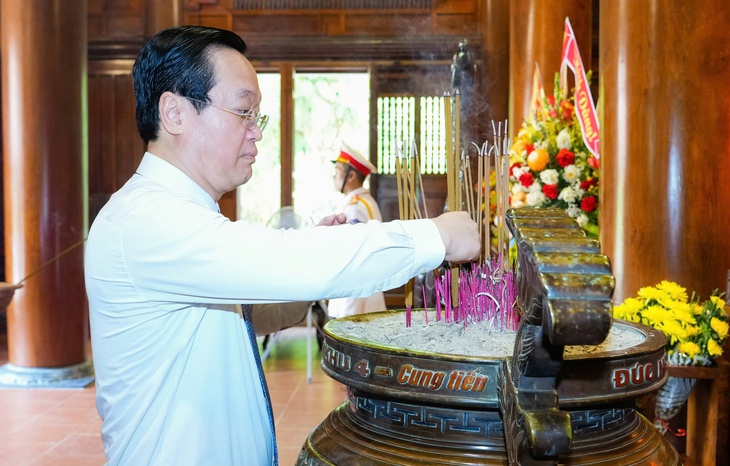 Lãnh đạo tỉnh Nghệ An dâng hoa, dâng hương tưởng niệm Chủ tịch Hồ Chí Minh - Ảnh 3.