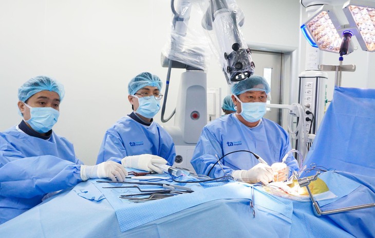 Thoát vị đĩa đệm nhờ Robot AI mổ hiệu quả ra sao? - Ảnh 1.