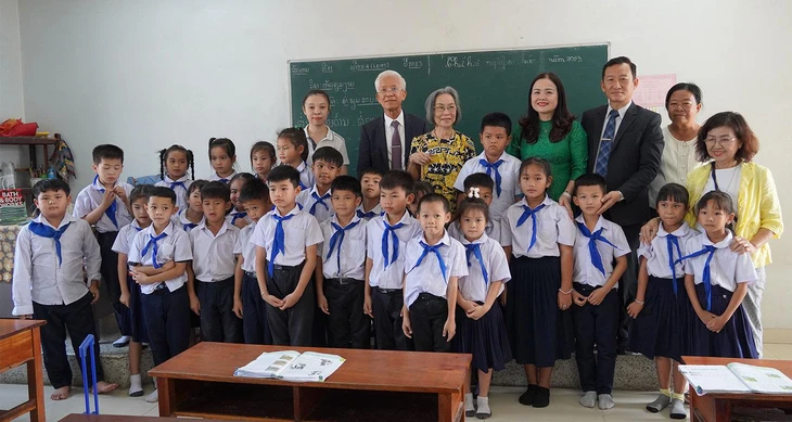 Quảng Trị biệt phái 4 giáo viên sang Lào giảng dạy tiếng Việt - Ảnh 1.