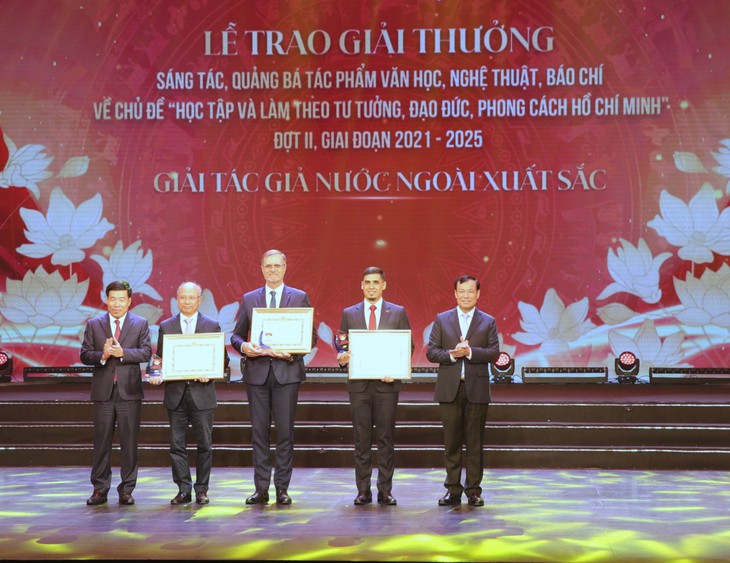 Phim tài liệu về Tổng Bí thư Nguyễn Phú Trọng, dự án ‘Tái thiết làng Nủ’ được trao giải A - Ảnh 3. làng Nủ - Ảnh 3.