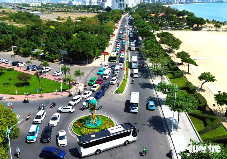 Nhiều tuyến đường ở Nha Trang đông nghẹt xe, du khách ùn ùn đổ về bến tàu du lịch - Ảnh 1. Nhiều tuyến đường ở Nha Trang đông nghẹt xe, du khách ùn ùn đổ về bến tàu du lịch - Ảnh 1.