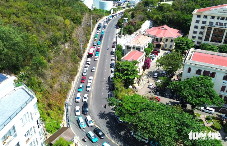 Nhiều tuyến đường ở Nha Trang đông nghẹt xe, du khách ùn ùn đổ về bến tàu du lịch - Ảnh 2. Nha Trang - Ảnh 2.