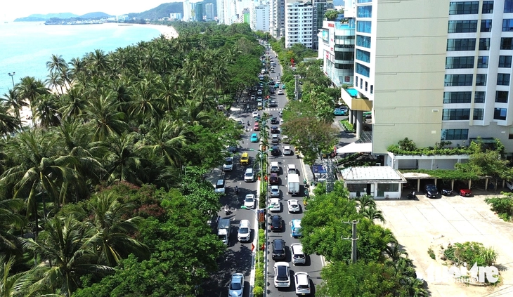 Nhiều tuyến đường ở Nha Trang đông nghẹt xe, du khách ùn ùn đổ về bến tàu du lịch - Ảnh 3. Nha Trang - Ảnh 3.