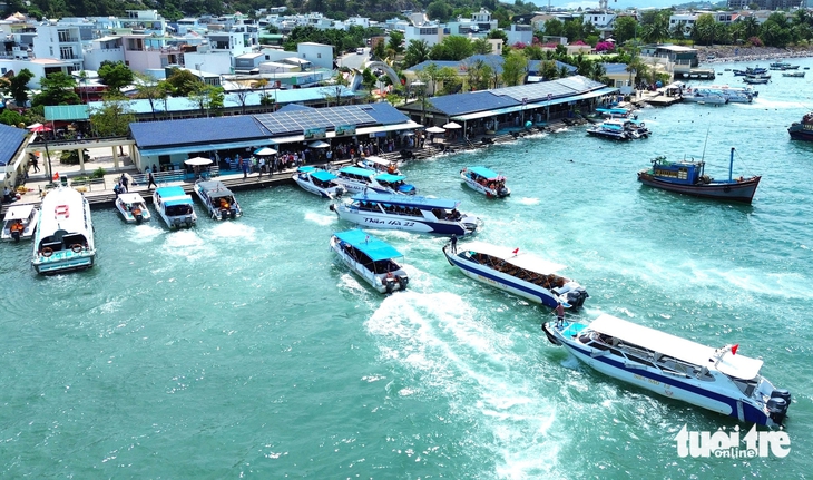 Nhiều tuyến đường ở Nha Trang đông nghẹt xe, du khách ùn ùn đổ về bến tàu du lịch - Ảnh 4. Nhiều tuyến đường ở Nha Trang đông nghẹt xe, du khách ùn ùn đổ về bến tàu du lịch - Ảnh 4.