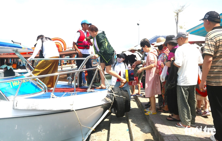 Nhiều tuyến đường ở Nha Trang đông nghẹt xe, du khách ùn ùn đổ về bến tàu du lịch - Ảnh 5. Nhiều tuyến đường ở Nha Trang đông nghẹt xe, du khách ùn ùn đổ về bến tàu du lịch - Ảnh 5.