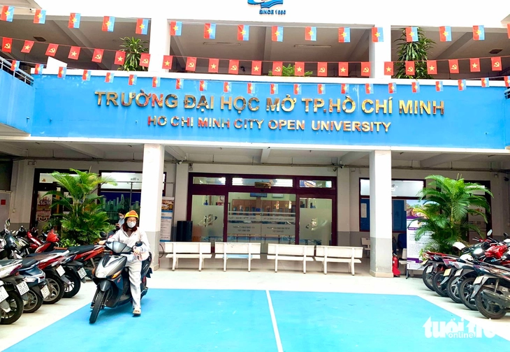 Nhập học 10 năm sau mới được công nhận sinh viên - Ảnh 1.