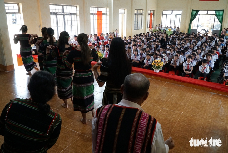 Những tiết học ngoại khóa rộn ràng cùng tiếng cồng chiêng M'nông - Ảnh 2.