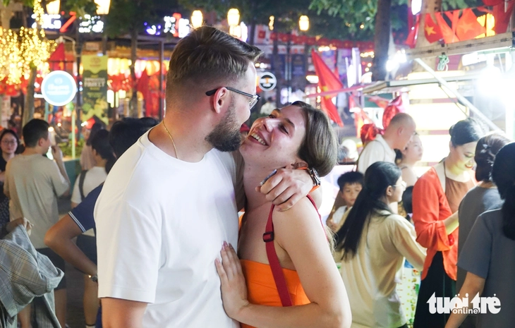 Du khách che dù, mặc áo mưa đi chơi lễ 30-4 ở Phú Quốc - Ảnh 1.
