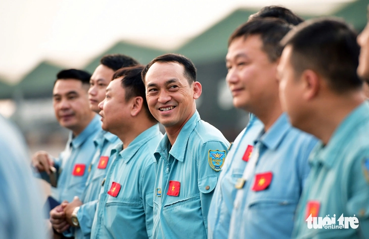Phi công kể lại giây phút 'bay qua biển cờ đỏ ngày 30-4, tim rung lên vì Tổ quốc' - Ảnh 3.
