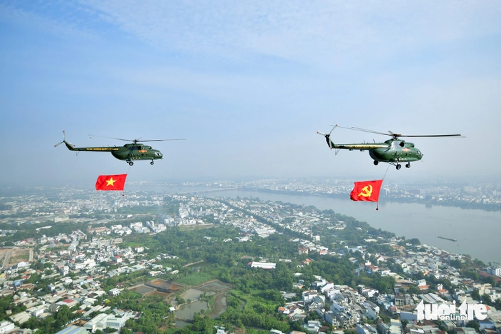 Phi công kể lại giây phút 'bay qua biển cờ đỏ ngày 30-4, tim rung lên vì Tổ quốc' - Ảnh 12.