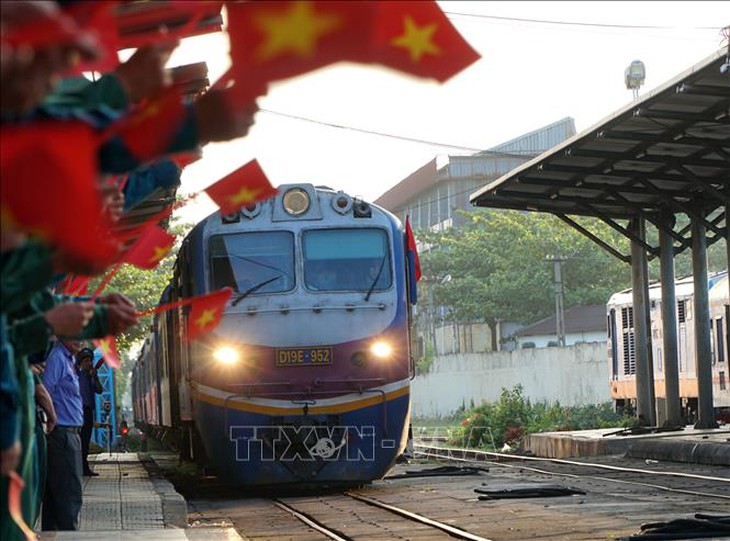 Tin tức sáng 3-5: Đà Nẵng rực rỡ cờ hoa đón chào đoàn tàu chở các chiến sĩ diễu binh trở về - Ảnh 2.