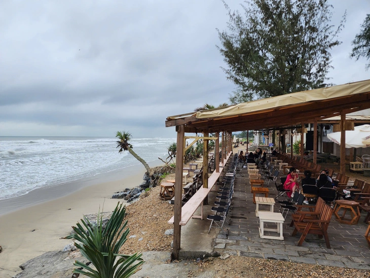 Vì sao một buổi chiều có đến 13 người tắm biển ở Quảng Ngãi bị đuối nước? - Ảnh 1.
