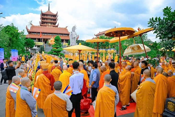 Toàn cảnh cung thỉnh xá lợi Đức Phật về tôn trí tại chùa Thanh Tâm - Ảnh 8. Toàn cảnh hành trình cung thỉnh xá lợi Đức Phật về tôn trí tại chùa Thanh Tâm - Ảnh 8.