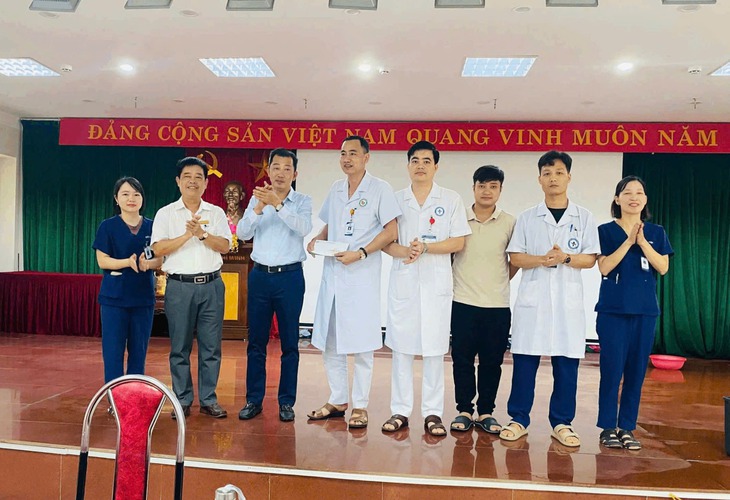 Khen thưởng kíp y bác sĩ bị đánh vẫn cứu kịp thời bệnh nhi 12 tuổi sốc phản vệ Khen thưởng kíp y bác sĩ bị đánh vẫn cứu kịp thời bệnh nhi 12 tuổi sốc phản vệ