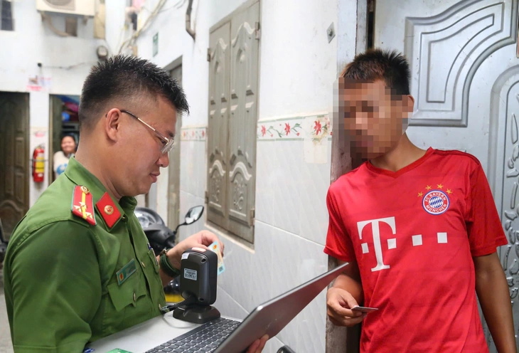 Phát hiện nhiều loại vũ khí thô sơ và 13 người dương tính với ma túy trong nhà trọ ở Bình Dương - Ảnh 2. vũ khí thô sơ - Ảnh 2.