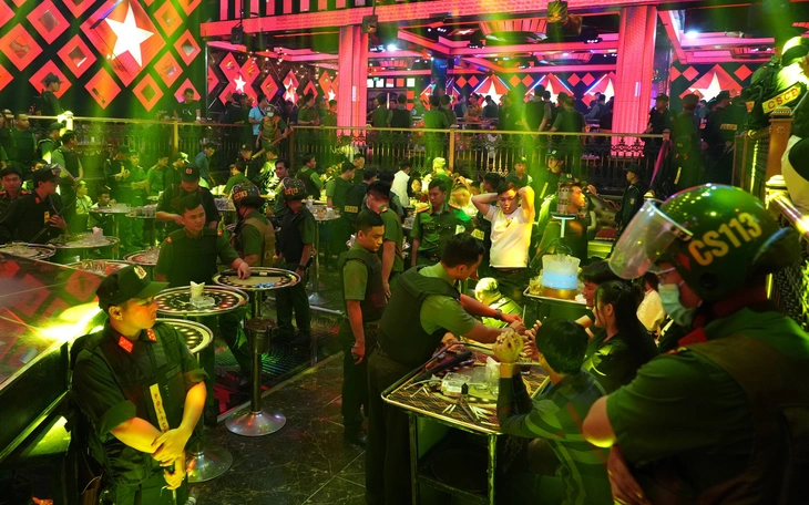 Khởi tố chủ quán cùng hàng chục người liên quan bar Paris Night ở Phan Thiết - Ảnh 2.