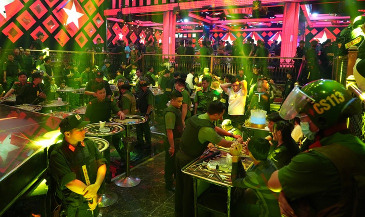 Hơn 300 cảnh sát Bình Thuận đột kích quán Paris Night - Ảnh 1.