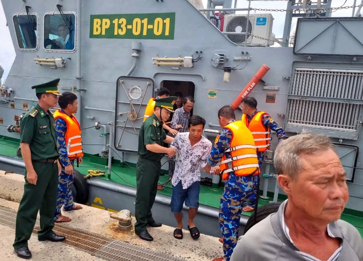 Tàu hàng quốc tịch Liberia đâm chìm tàu cá Việt Nam rồi bỏ đi, 10 ngư dân được cứu sống - Ảnh 2.