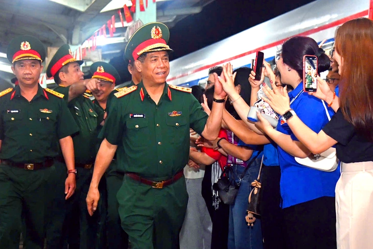 Chiến sĩ diễu binh, diễu hành đẹp mãi trong lòng người dân - Ảnh 2.