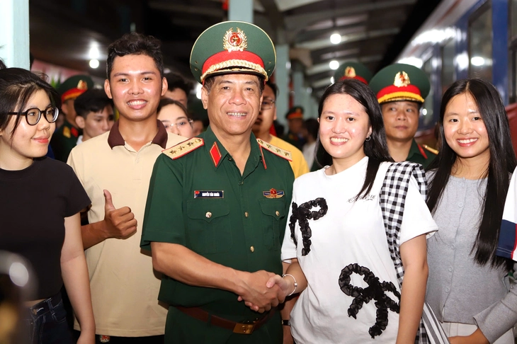 Chiến sĩ diễu binh, diễu hành đẹp mãi trong lòng người dân - Ảnh 4.