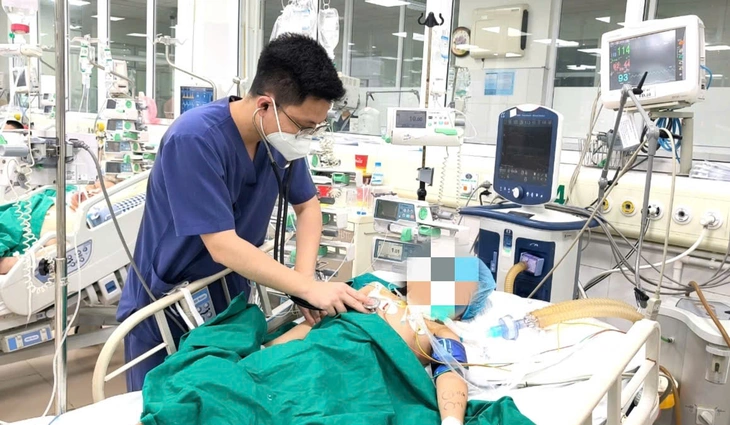 Chỉ mẩu gỗ đâm vào chân khi đá bóng khiến trẻ 7 tuổi nhập viện nguy kịch, co giật - Ảnh 1. Bị thanh gỗ đâm vào chân khi đá bóng, một trẻ 7 tuổi nhập viện nguy kịch - Ảnh 1.