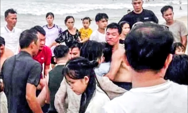 'Nghẹt thở' cuộc giải cứu cháu bé 8 tuổi bị sóng cuốn ở biển Cửa Tùng - Ảnh 2. sóng cuốn - Ảnh 2.