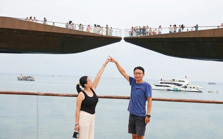 Trung tâm thương mại ở TP.HCM đông nghẹt khách trong kỳ nghỉ lễ - Ảnh 2.
