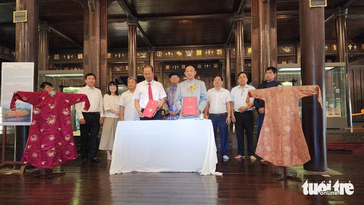 Hai chiếc áo của hoàng thái hậu Từ Cung từ Mỹ hồi cố hương - Ảnh 1.
