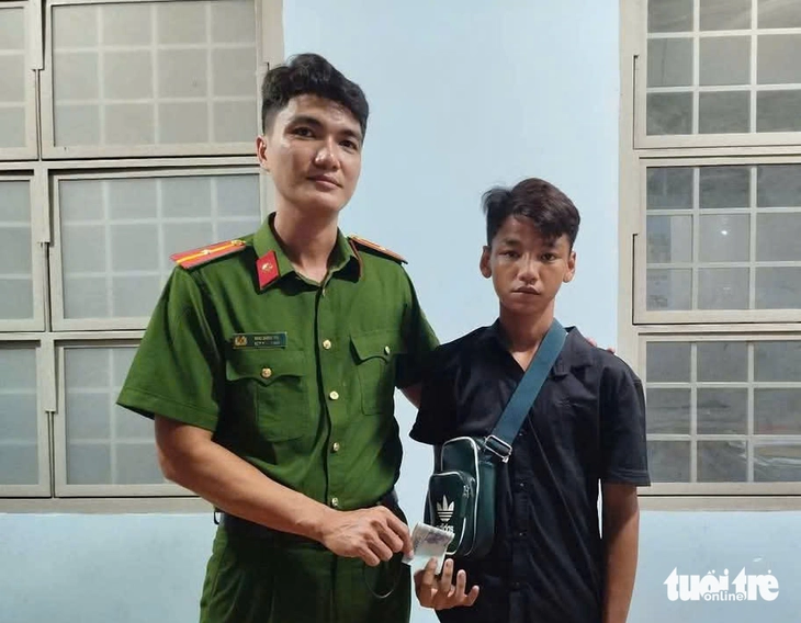 Công an Tiền Giang hỗ trợ đưa một thiếu niên đi bộ từ Bình Dương về An Giang - Ảnh 1.