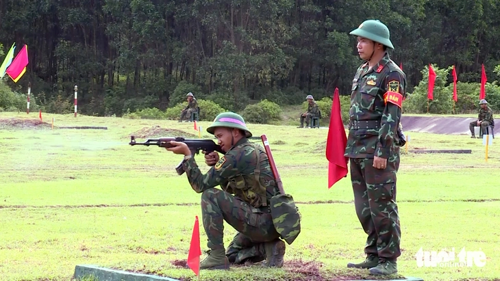 Xem chiến sĩ đánh thuốc nổ, ném lựu đạn trên thao trường - Ảnh 1.
